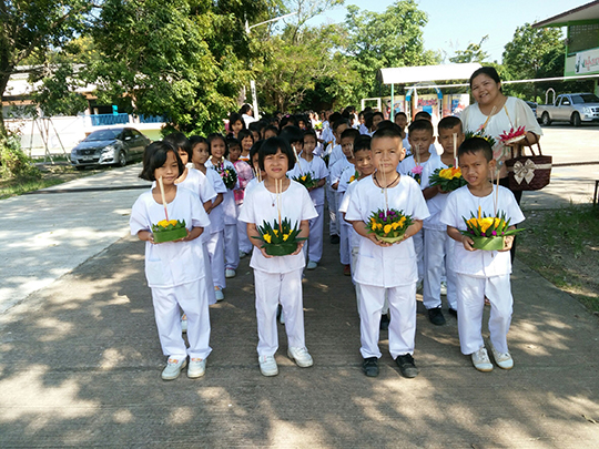 คณะครูและนักเรียนโรงเรียนวัดปากพระ ร่วมกันทำกระทงถวายวัดคงคามาลัย
